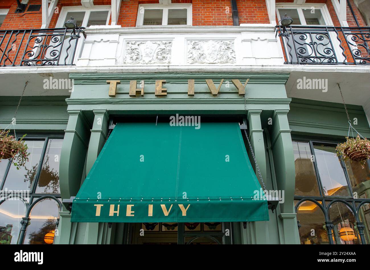 Windsor, Großbritannien. September 2024. Ein Ivy Restaurant in Windsor, Berkshire. Laut Sky News sind Richard Caring, der oft als „König von Mayfair“ bezeichnet wird, und die Ivy-Aktionäre Berichten zufolge nahe dran, die Ivy-Kette mit 40 Restaurants für 1 Mrd. £ an die Private-Equity-Gruppe Si Advisers zu verkaufen. Das originale Restaurant Ivy in London ist seit langem ein beliebter Treffpunkt von Prominenten und berühmten Gesichtern. Quelle: Maureen McLean/Alamy Live News Stockfoto