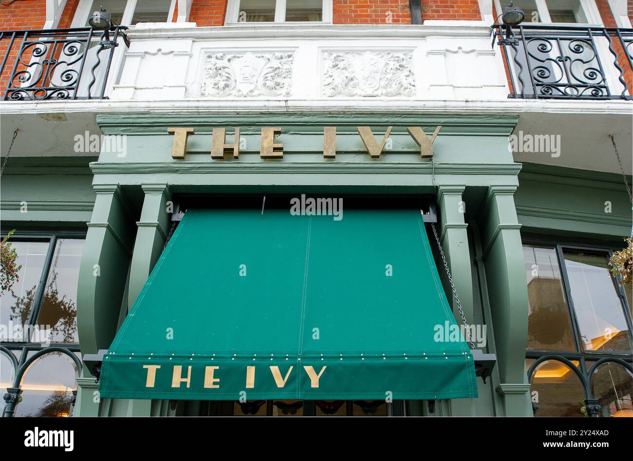 Windsor, Großbritannien. September 2024. Ein Ivy Restaurant in Windsor, Berkshire. Laut Sky News sind Richard Caring, der oft als „König von Mayfair“ bezeichnet wird, und die Ivy-Aktionäre Berichten zufolge nahe dran, die Ivy-Kette mit 40 Restaurants für 1 Mrd. £ an die Private-Equity-Gruppe Si Advisers zu verkaufen. Das originale Restaurant Ivy in London ist seit langem ein beliebter Treffpunkt von Prominenten und berühmten Gesichtern. Quelle: Maureen McLean/Alamy Live News Stockfoto