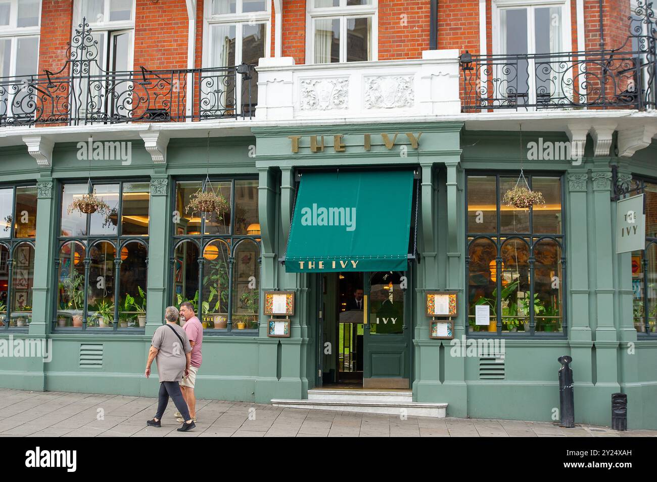 Windsor, Großbritannien. September 2024. Ein Ivy Restaurant in Windsor, Berkshire. Laut Sky News sind Richard Caring, der oft als „König von Mayfair“ bezeichnet wird, und die Ivy-Aktionäre Berichten zufolge nahe dran, die Ivy-Kette mit 40 Restaurants für 1 Mrd. £ an die Private-Equity-Gruppe Si Advisers zu verkaufen. Das originale Restaurant Ivy in London ist seit langem ein beliebter Treffpunkt von Prominenten und berühmten Gesichtern. Quelle: Maureen McLean/Alamy Live News Stockfoto