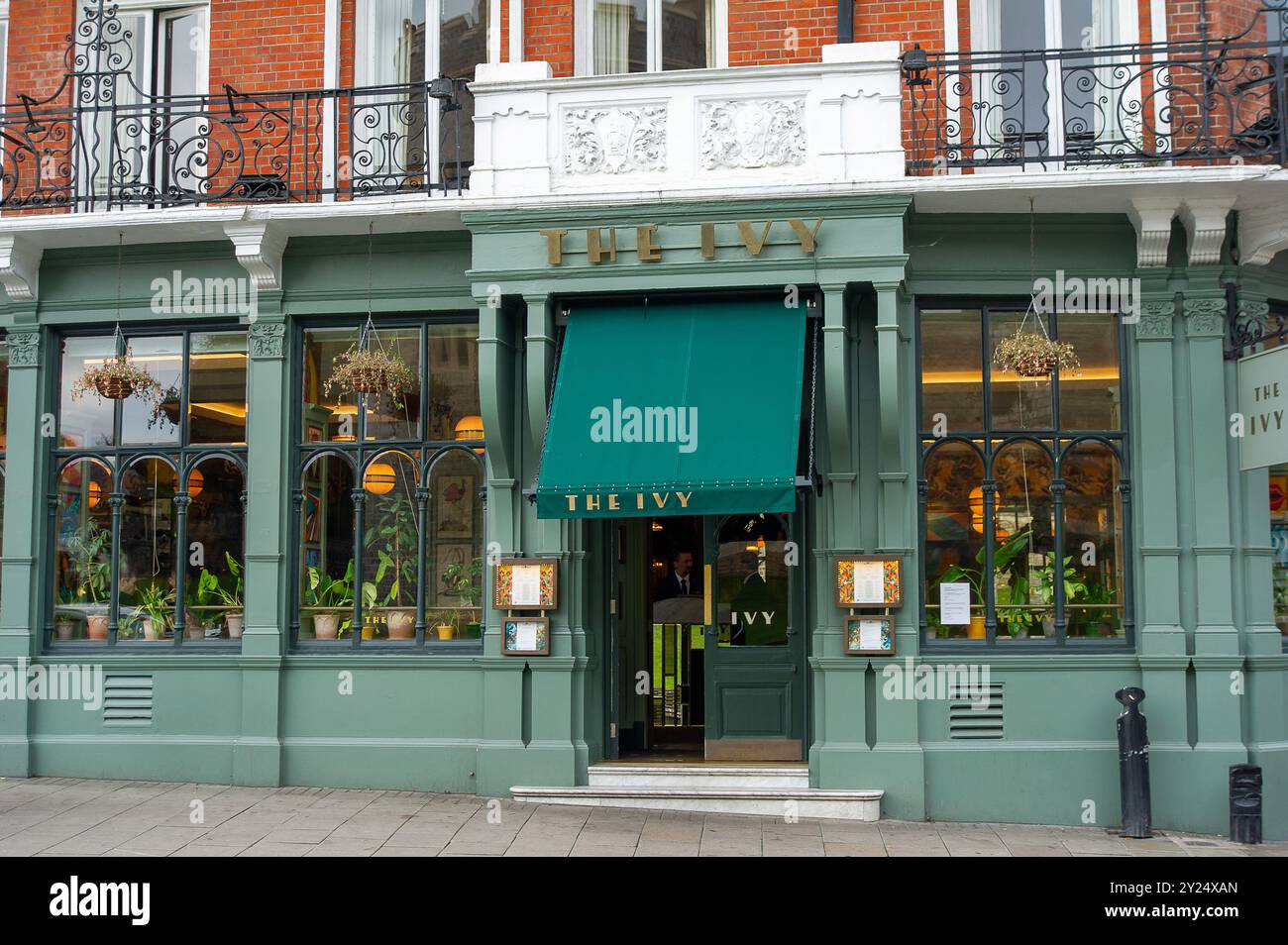 Windsor, Großbritannien. September 2024. Ein Ivy Restaurant in Windsor, Berkshire. Laut Sky News sind Richard Caring, der oft als „König von Mayfair“ bezeichnet wird, und die Ivy-Aktionäre Berichten zufolge nahe dran, die Ivy-Kette mit 40 Restaurants für 1 Mrd. £ an die Private-Equity-Gruppe Si Advisers zu verkaufen. Das originale Restaurant Ivy in London ist seit langem ein beliebter Treffpunkt von Prominenten und berühmten Gesichtern. Quelle: Maureen McLean/Alamy Live News Stockfoto