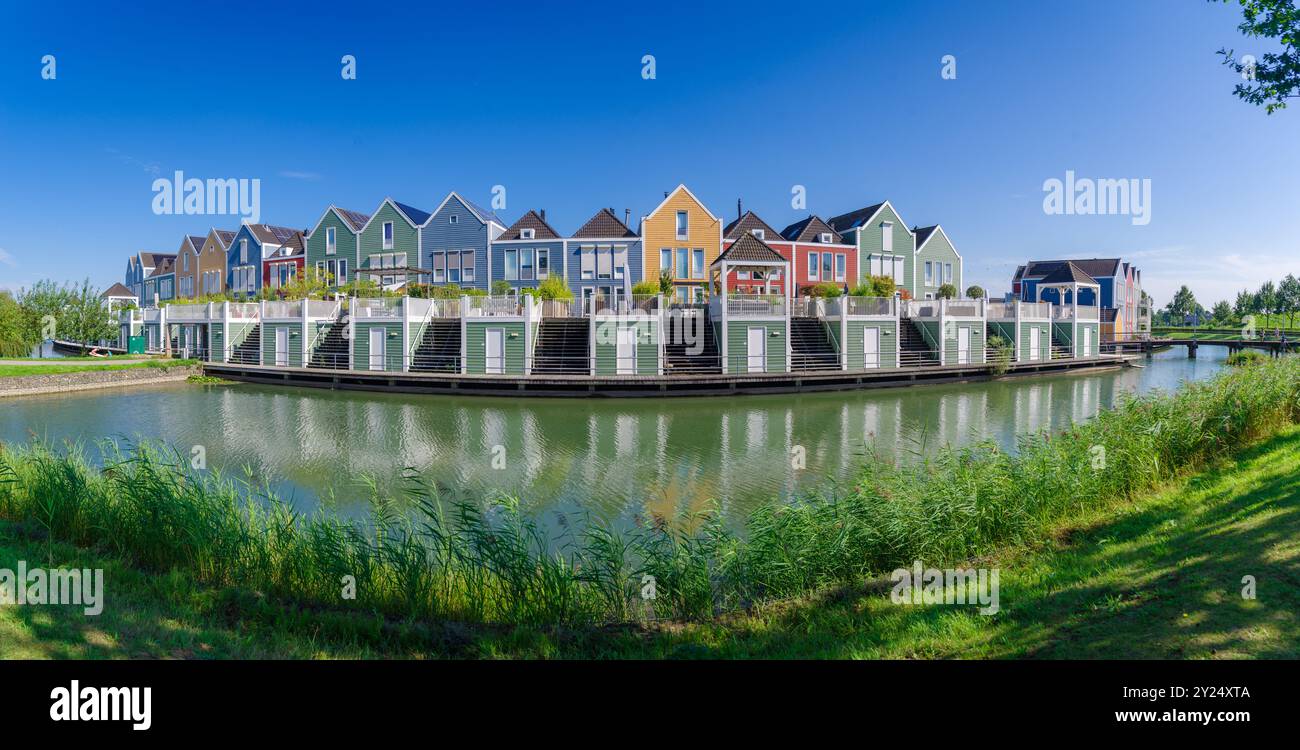 Bunte Regenbogenhäuser an einem See in Houten, Niederlande Stockfoto