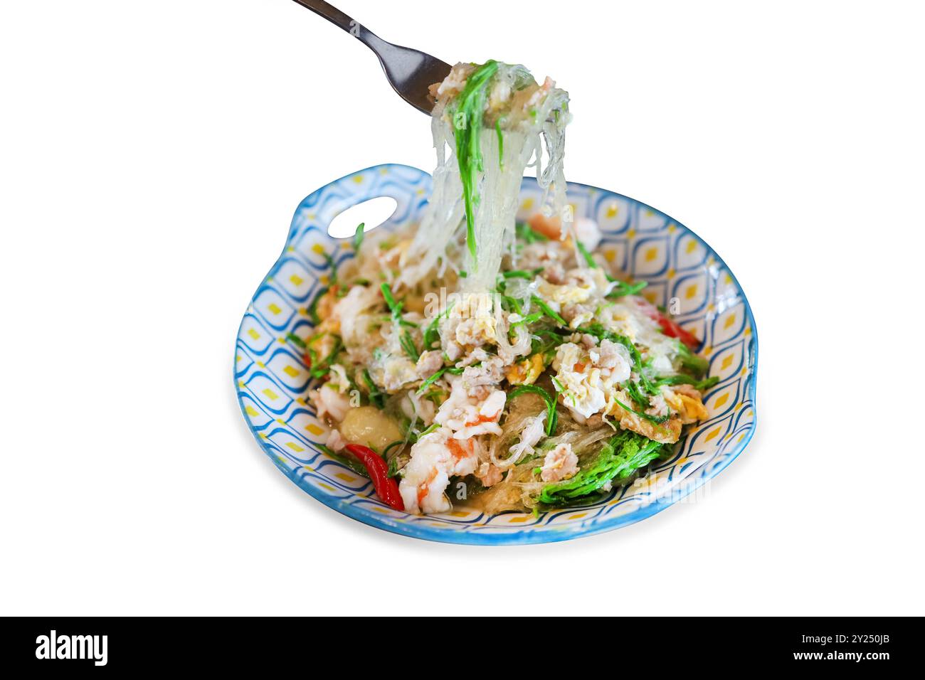 Gestanzte thailändische gebratene Vermicelli-Nudel mit Garnelen, Omelett und Kletterflegel auf weiß isoliert. Stockfoto