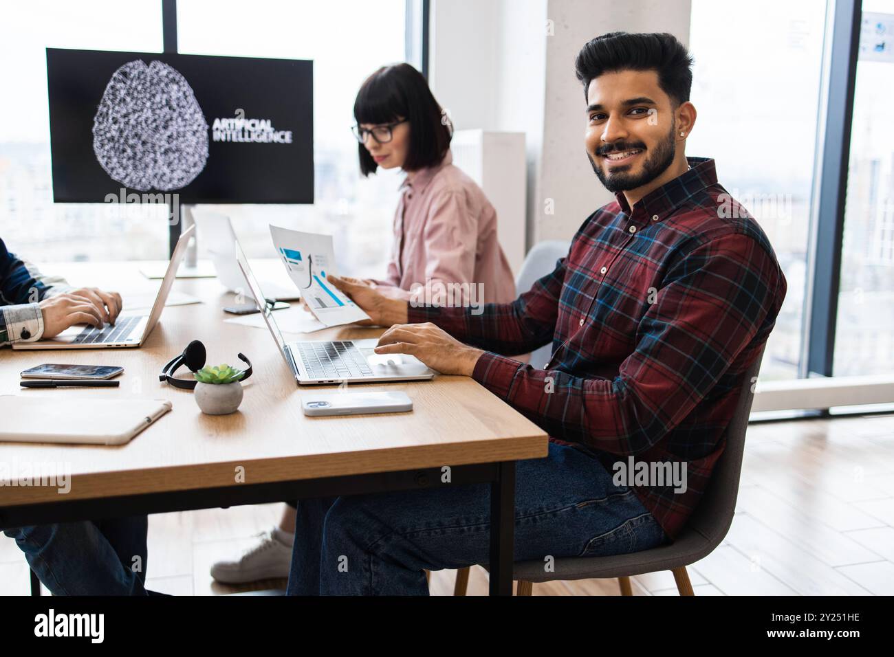 Team, das an einem Projekt für künstliche Intelligenz in modernen Büros arbeitet Stockfoto