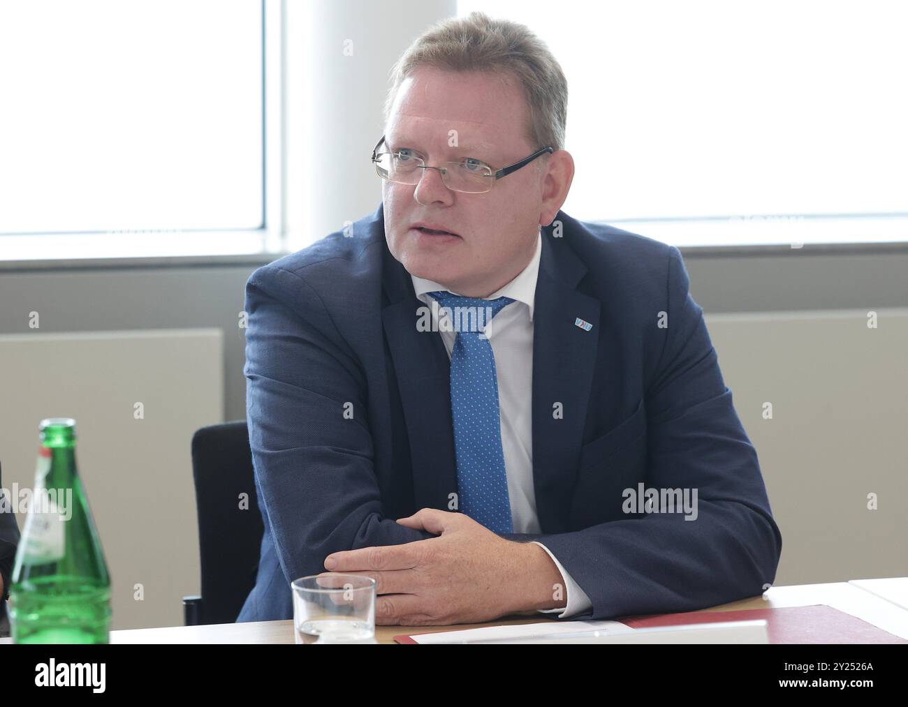 Düsseldorf, Deutschland. September 2024. Andreas Hollstein, Geschäftsführer des Verbandes kommunaler Unternehmen (VKU), spricht bei der Vorstellung der Energie- und Heizstrategie Nordrhein-Westfalen. Nordrhein-Westfalen will die erste klimaneutrale Industrieregion Europas werden. Quelle: David Young/dpa/Alamy Live News Stockfoto