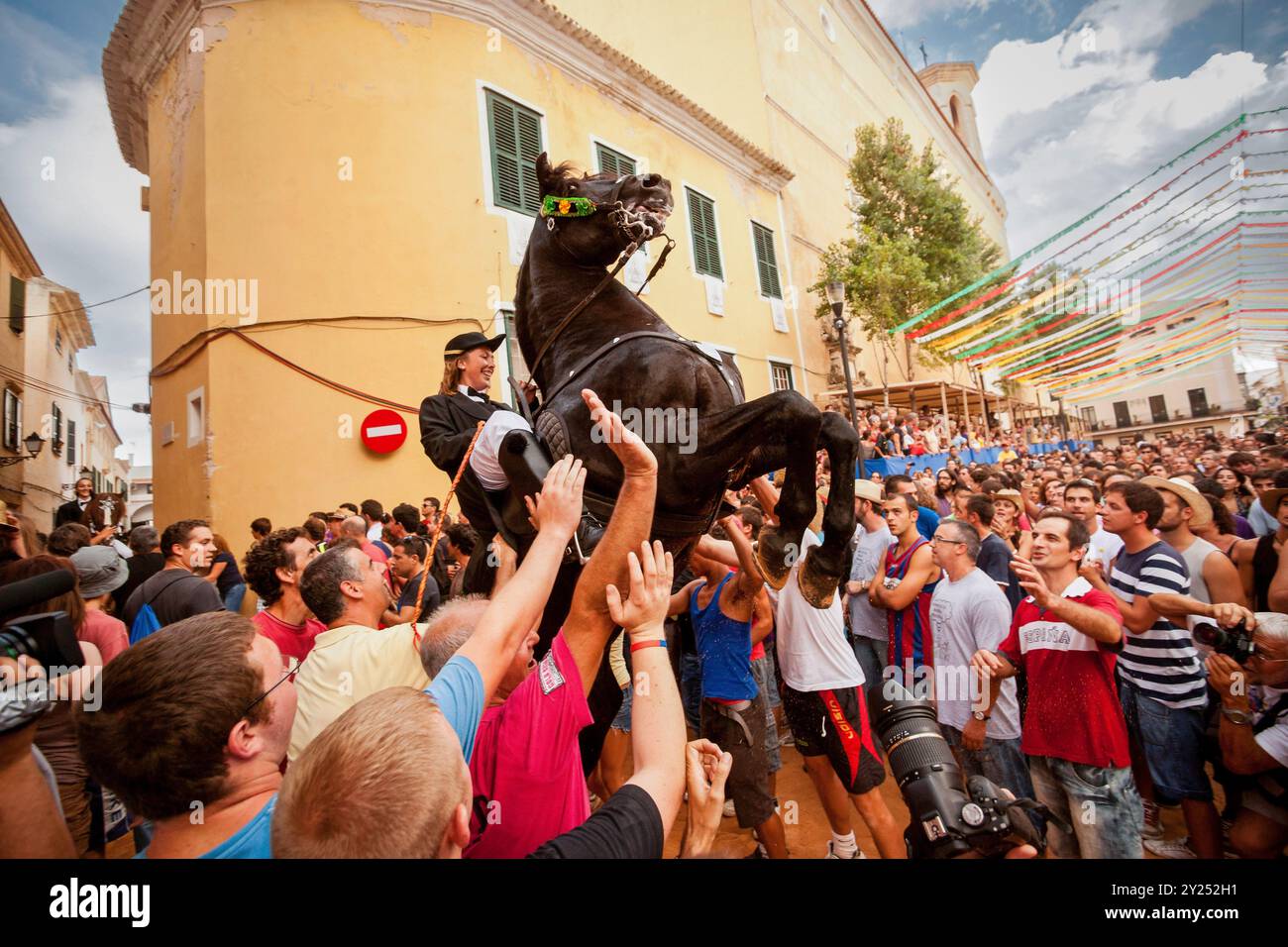 Festival der tanzenden Pferde, Festes de Gràcia, Mahón, Menorca, Balearen, Spanien. Stockfoto