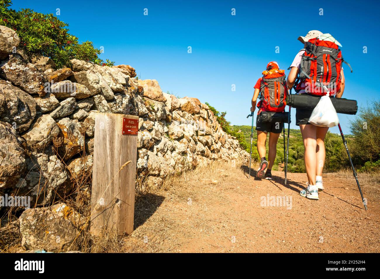 Rucksacktouristen wandern auf dem Pferdeweg (Cami de Cavalls) GR223, Salinas de Addaia. Mongofre Nou. Menorca. Balearen. Spanien. Stockfoto