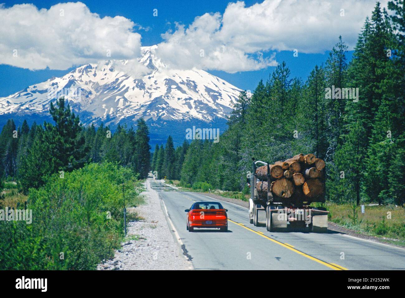 Verkehr auf der California State Route 89 in Richtung Mount Shasta im Jahr 1997, Bartle, Kalifornien, USA Stockfoto