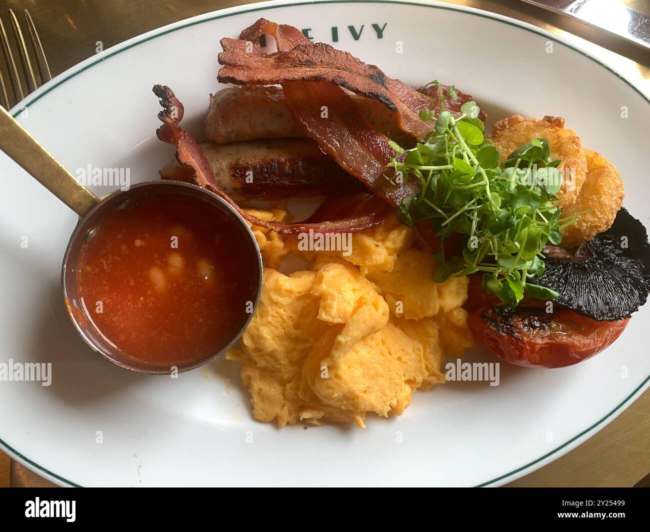 BILDER ABLEGEN. September 2024. Ein Ivy Restaurant in Windsor, Berkshire. Laut Sky News sind Richard Caring, der oft als „König von Mayfair“ bezeichnet wird, und die Ivy-Aktionäre Berichten zufolge nahe dran, die Ivy-Kette mit 40 Restaurants für 1 Mrd. £ an die Private-Equity-Gruppe Si Advisers zu verkaufen. Das originale Restaurant Ivy in London ist seit langem ein beliebter Treffpunkt von Prominenten und berühmten Gesichtern. 31. Mai 2024. Windsor, Berkshire, Großbritannien. Frühstück im Ivy Restaurant in Windsor. Kredit: Maureen McLean/Alamy Stockfoto