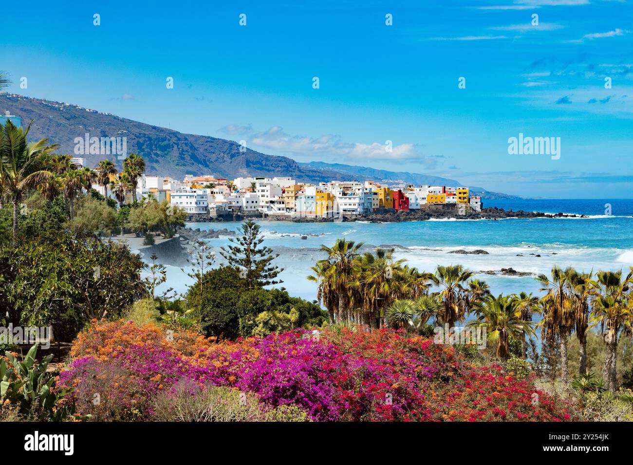Sonnenuntergang Panorama Puerto de la cruz Dorfküste auf Teneriffa. Wahrzeichen und Tourismus auf den Kanarischen Inseln. Spanien Strände. Stockfoto