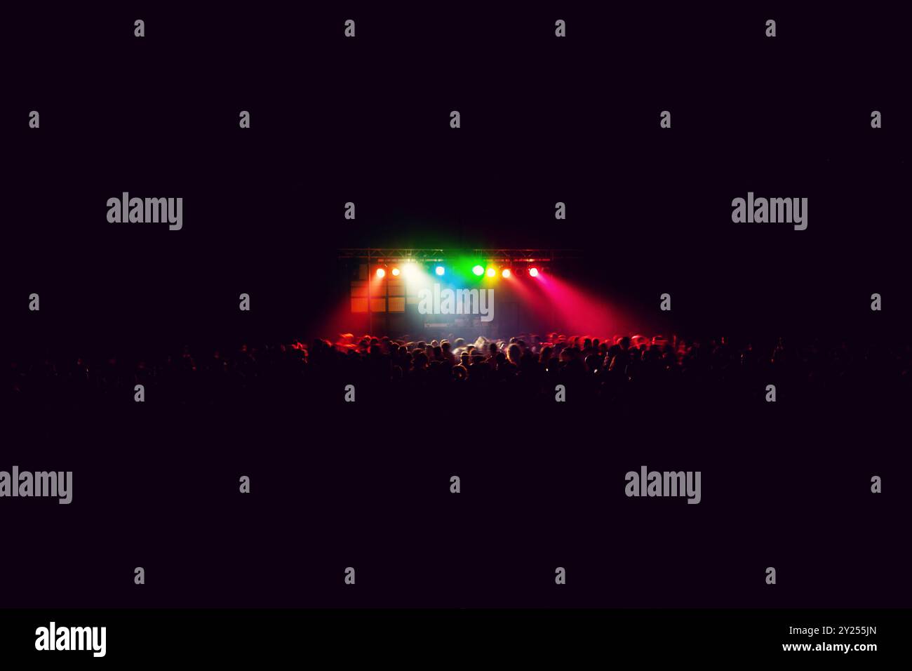 Abstrakte Hintergrund-Spots in Konzert.Crowd und DJ.Live Techno Musik abstrakte Bühnenbeleuchtung. Stockfoto