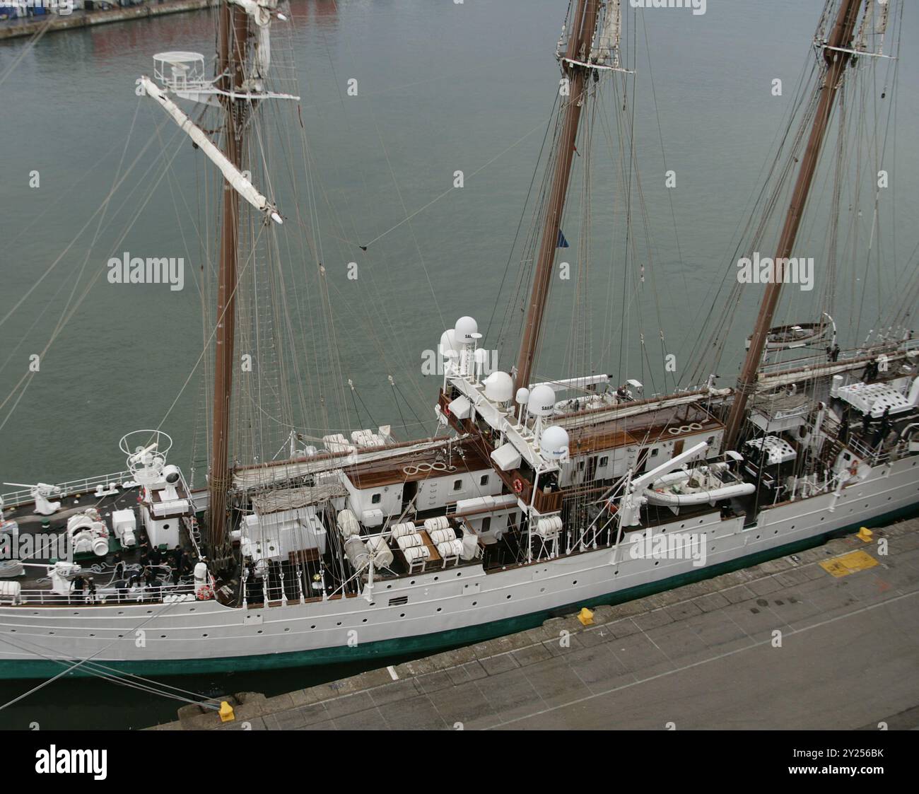 Ausbildungsschiff „Juan Sebastián de Elcano“ (A-71). Der Schiffsrumpf besteht aus Eisen. Sie wurde am 5. März 1927 gestartet und am 17. August 1928 an die spanische Marine geliefert. Im Laufe der Jahre wurde es verschiedenen Modernisierungsarbeiten unterzogen. Blick auf das Schiff, das am Sonntag, den 8. September 2024, gegen 9:00 Uhr an der „Moll Est“ (Ostkai) im Hafen von Barcelona, Katalonien, Spanien angedockt wurde. Stockfoto