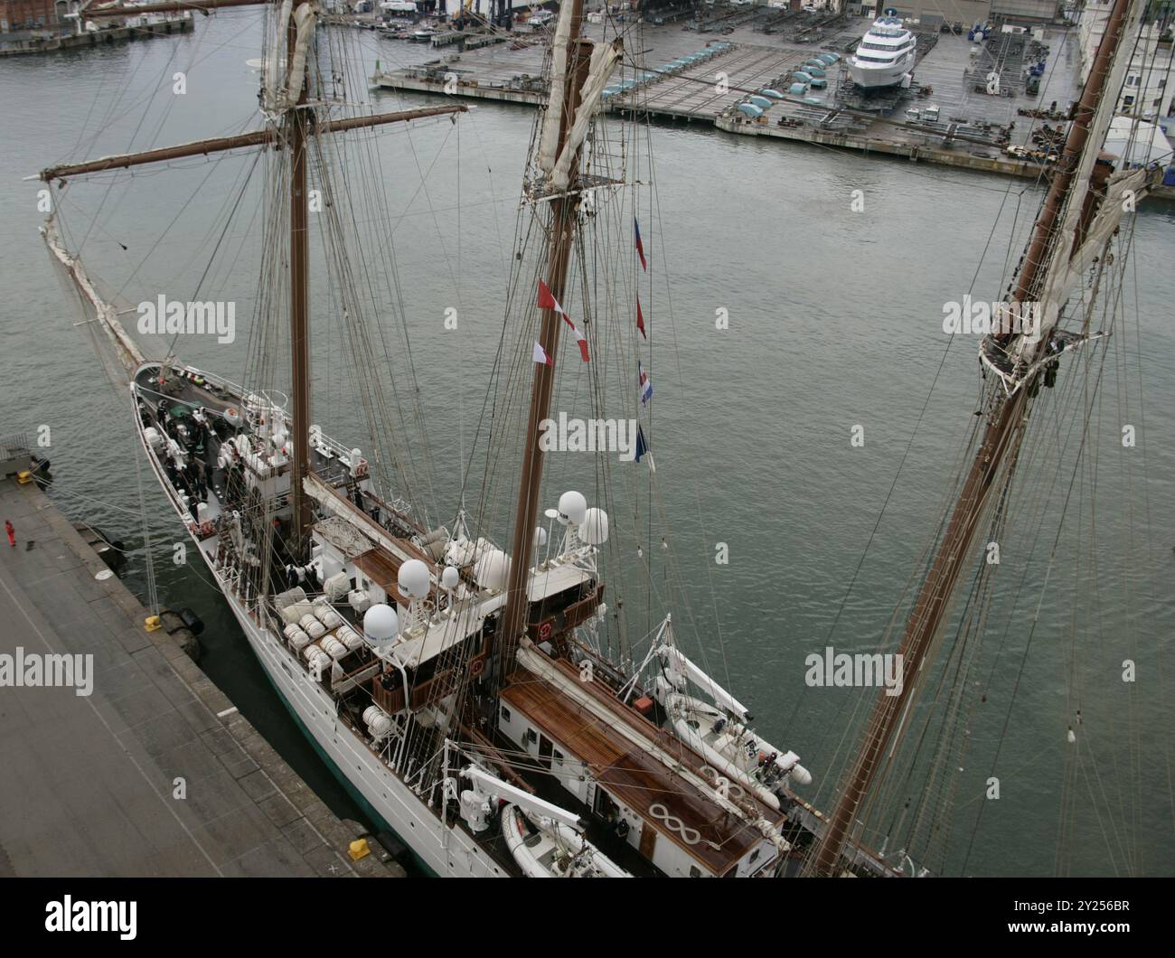 Ausbildungsschiff „Juan Sebastián de Elcano“ (A-71). Der Schiffsrumpf besteht aus Eisen. Sie wurde am 5. März 1927 gestartet und am 17. August 1928 an die spanische Marine geliefert. Im Laufe der Jahre wurde es verschiedenen Modernisierungsarbeiten unterzogen. Detail des Daches des Schiffes, das am Sonntag, den 8. September 2024, gegen 9:00 Uhr an der „Moll Est“ (Ostkai) im Hafen von Barcelona, Katalonien, Spanien angedockt wurde. Stockfoto