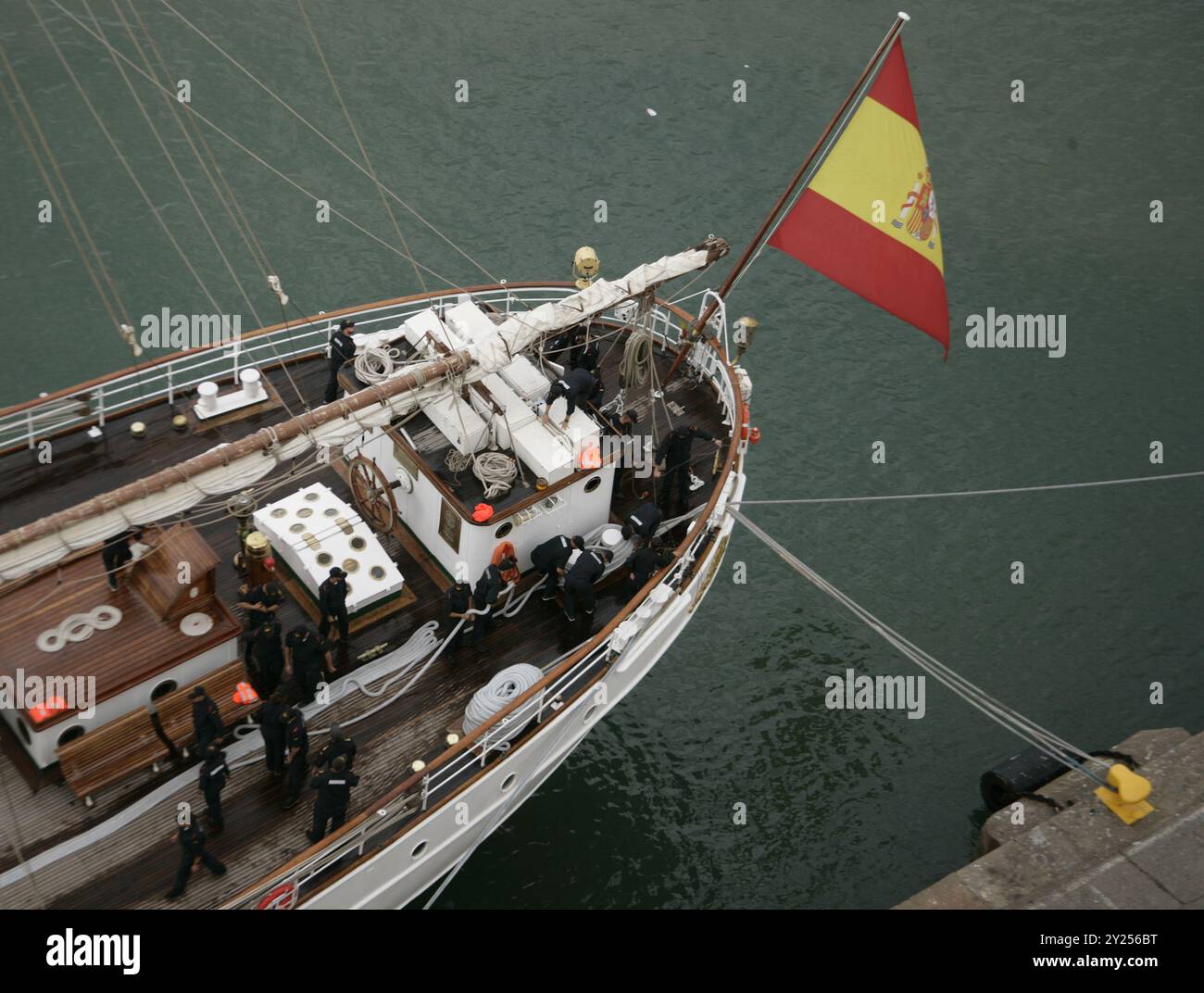 Ausbildungsschiff „Juan Sebastián de Elcano“ (A-71). Der Schiffsrumpf besteht aus Eisen. Sie wurde am 5. März 1927 gestartet und am 17. August 1928 an die spanische Marine geliefert. Im Laufe der Jahre wurde es verschiedenen Modernisierungsarbeiten unterzogen. Anlegemanöver des Schiffes in Richtung Dock am Sonntag, den 8. September 2024, gegen 9:00 Uhr am „Moll Est“ (Ostkai) im Hafen von Barcelona, Katalonien, Spanien. Stockfoto