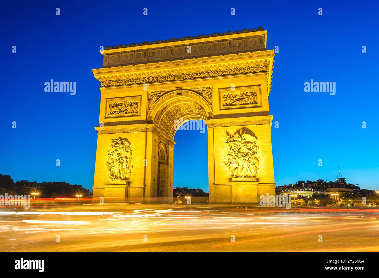 Nachtszene des Triumphbogens, der berühmtesten Denkmäler in Paris, Frankreich Stockfoto