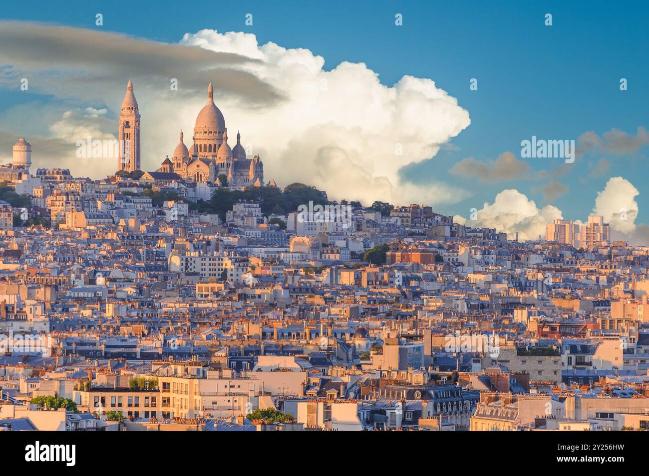 Das heilige Herz von Montmartre liegt auf dem Hügel Montmartre in Paris, Frankreich Stockfoto Das heilige Herz von Montmartre liegt auf dem Hügel Montmartre in Paris, Frankreich Stockfoto
