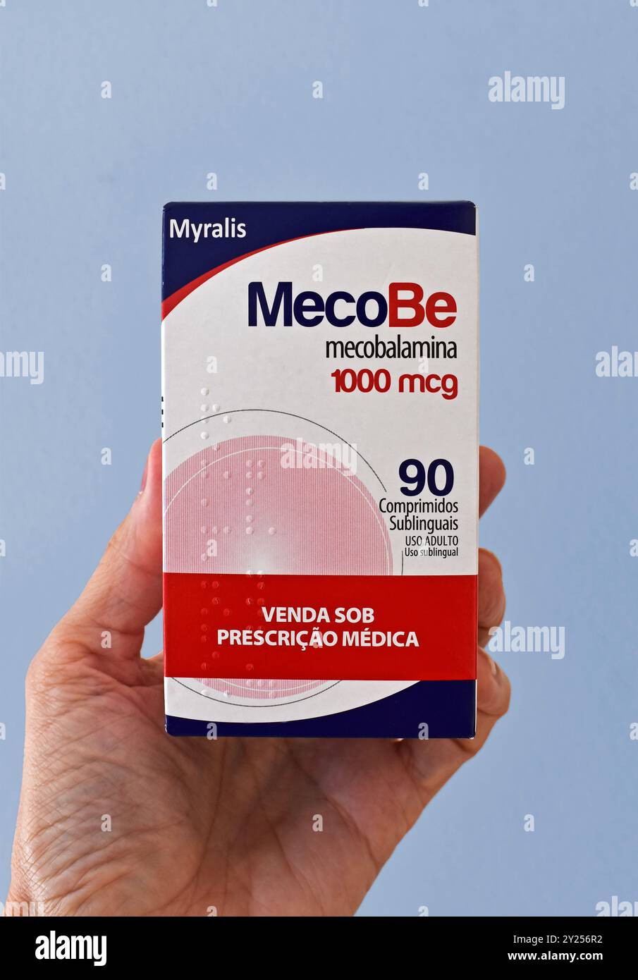 RIO DE JANEIRO, BRASILIEN - 17. JUNI 2024: Hand hält eine Schachtel B12-Vitamin (Mecobalamin) Stockfoto