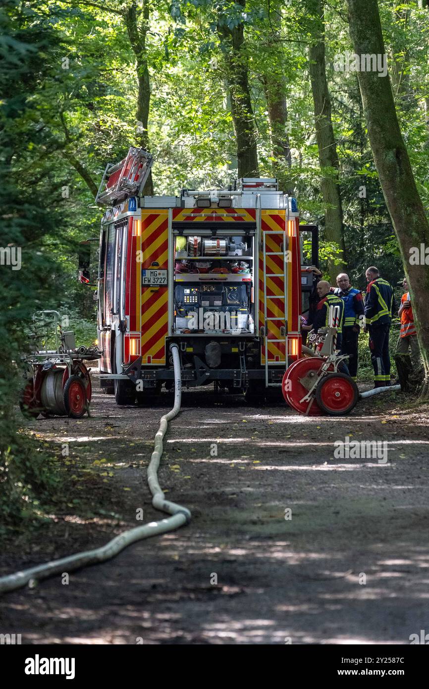 Übung zur Bekämpfung eines Vegetationsbrandes am 07.09.2024Übung zur Bekämpfung eines Vegetationsbrandes am 07.09.2024 07.09.24, Umwelt, Ungluecke: Uebung zur Bekaempfung eines Vegetations- bzw. Waldbrandes im Hardter Wald in Mönchengladbach mit ca. 80 Einsatzkraeften. TLF mit angeschlossenen Schlauch bei der Befuellung im Wald. Foto: Kirchner-Media/TH *** Übung zur Bekämpfung eines Vegetationsbrandes am 07 09 2024Übung zur Bekämpfung eines Vegetationsbrandes am 07 09 2024 07 09 24, Umwelt, Unfälle Übung zur Bekämpfung eines Vegetations- oder Waldbrandes im Hardter Wald in Mönchengladbach mit ca. 80 Notfall Stockfoto