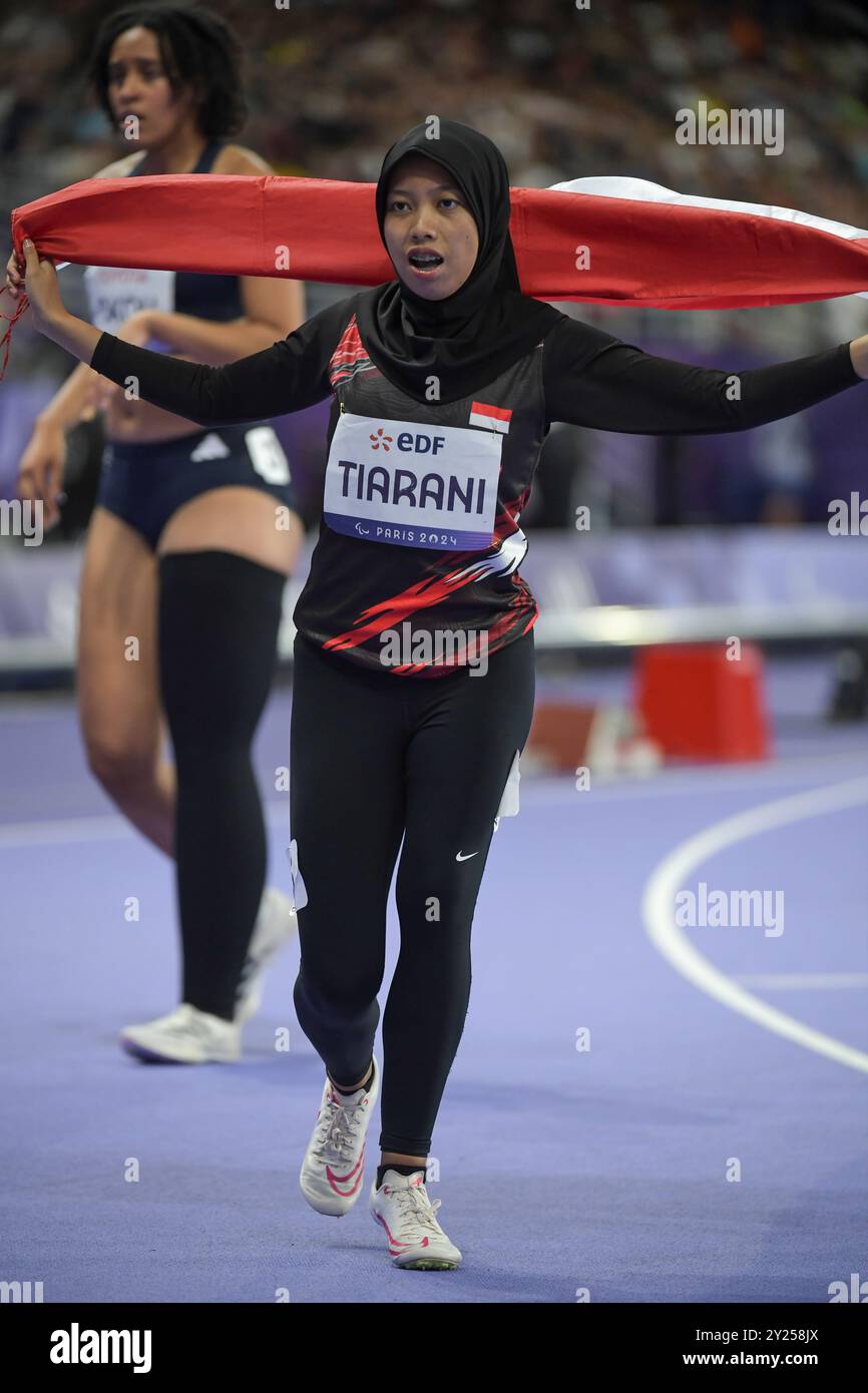 Karisma Evi Tiarani aus Indonesien feiert ihre Silbermedaille, nachdem sie im T63-Finale der Frauen bei den Paralympischen Sommerspielen 2024 in Stad teilgenommen hat Stockfoto