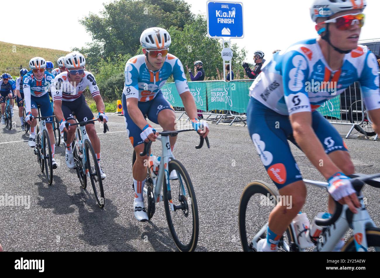 Das Hauptfeld des ersten King of the Mountains endet bei Scott's View, auf der 1. Etappe des Men's Tour of Britain Cycle Race, 2024 Stockfoto