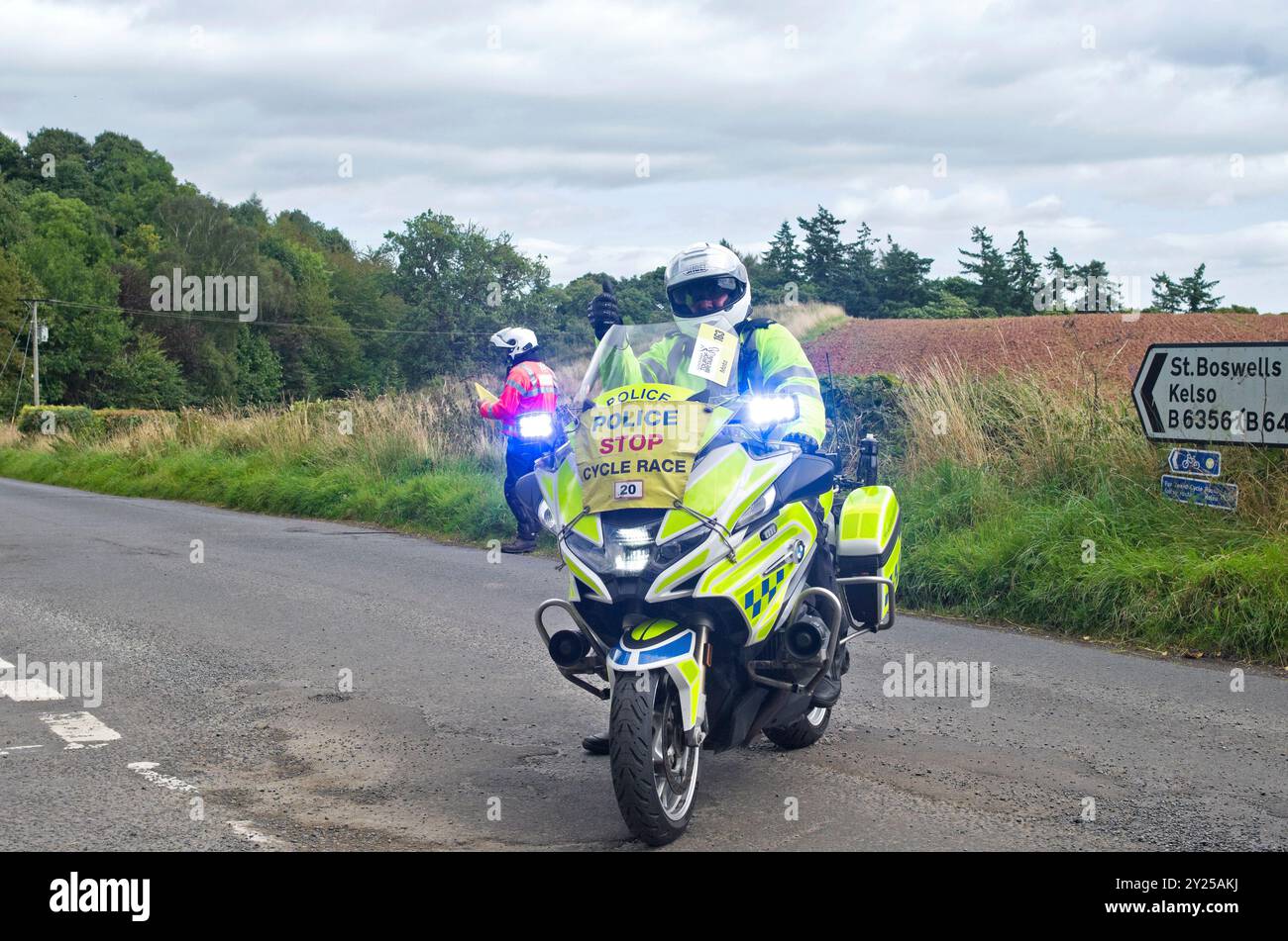 Die Polizei überwacht die Fortschritte an der Kreuzung vor der Ankunft der Fahrer in der ersten Phase des Men's Tour of Britain Cycle Race von Kelso nach Kelso, Scottish Borders. Stockfoto