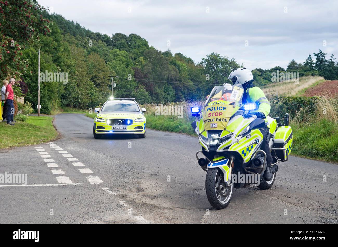 Die Polizei überwacht die Fortschritte an der Kreuzung vor der Ankunft der Fahrer in der ersten Phase des Men's Tour of Britain Cycle Race von Kelso nach Kelso, Scottish Borders. Stockfoto