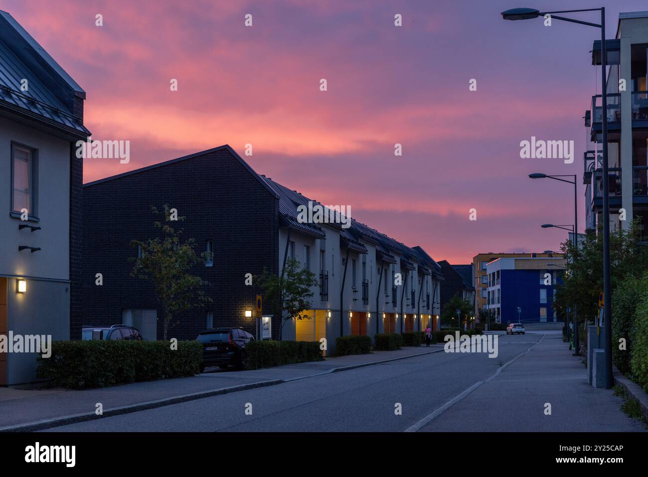 Modernes Wohnviertel in Espoo an einem farbenfrohen Sommersonnenuntergang Stockfoto