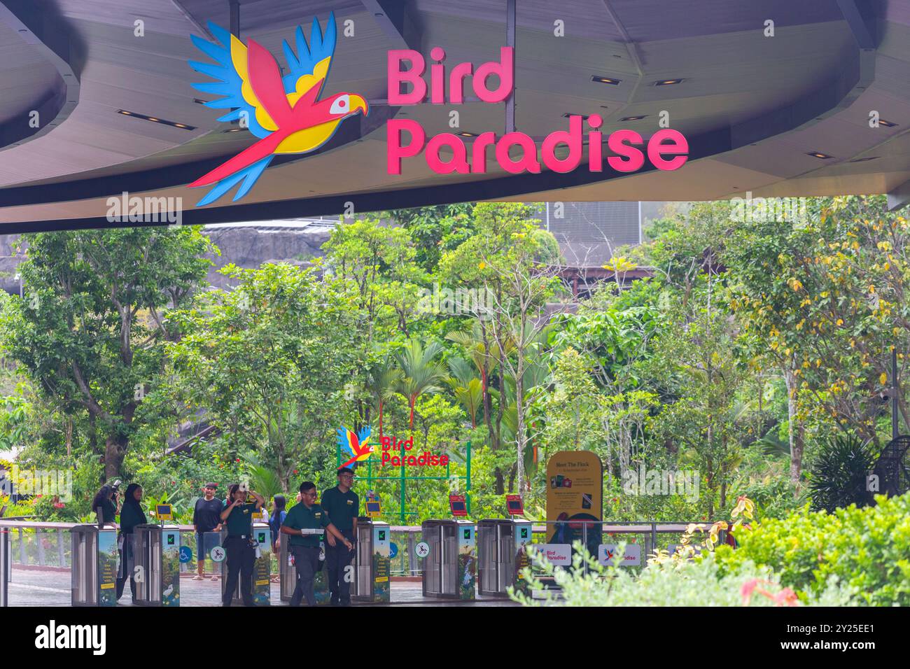 Glückliche Gesichter der Mitarbeiter am Eingang des Vogelparadieses. Es ist auch der größte Vogelpark Asiens. Singapur. Stockfoto