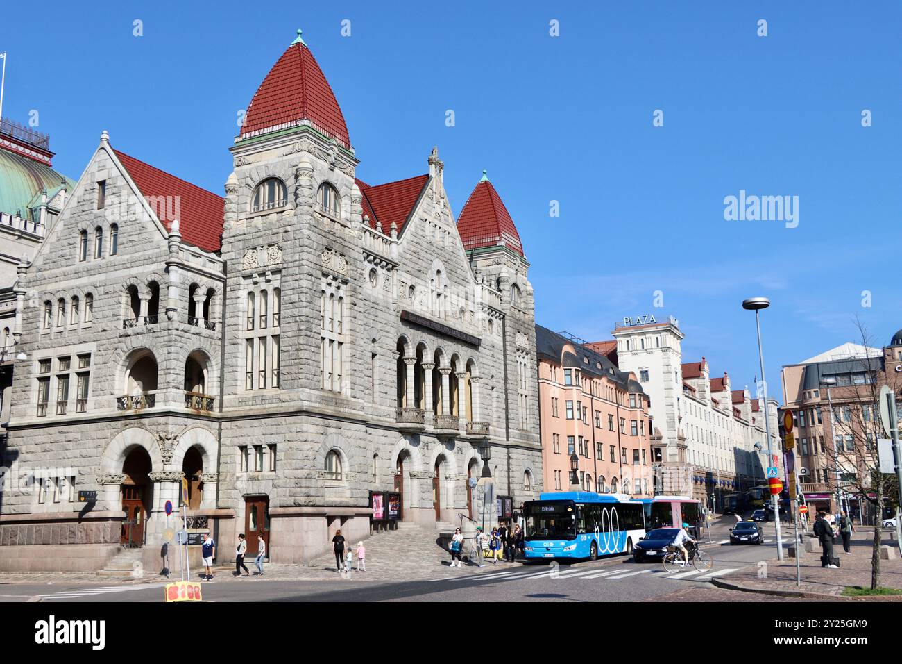 Finnisches Nationaltheater, Suomen Kansallisteatteri am Rautatientori-Platz und Vilhonkatu im Zentrum von Helsinki, Finnland, August 2024 Stockfoto