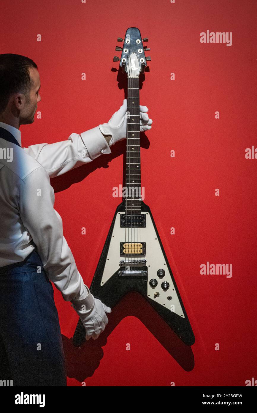 London, Großbritannien. 9. September 2024. A Technician präsentiert 1994 Eine Gibson Flying V E-Gitarre, die zuvor Johnny Marr gehörte und von Noel Gallagher während der Monnow Valley Sessions vor der Final Recording of Oasis verwendet wurde, 20.000 bei einer Vorschau auf Sotheby’s erste Online-Auktion für Popular Culture 30 000. Zahlreiche Filme aus den Welten Rock, Pop und Britpop werden angeboten, begleitet von einer öffentlichen Ausstellung in den Galerien der Sotheby's New Bond Street ab 9. September. Die Angebote schließen am 12. September. Cre Stockfoto