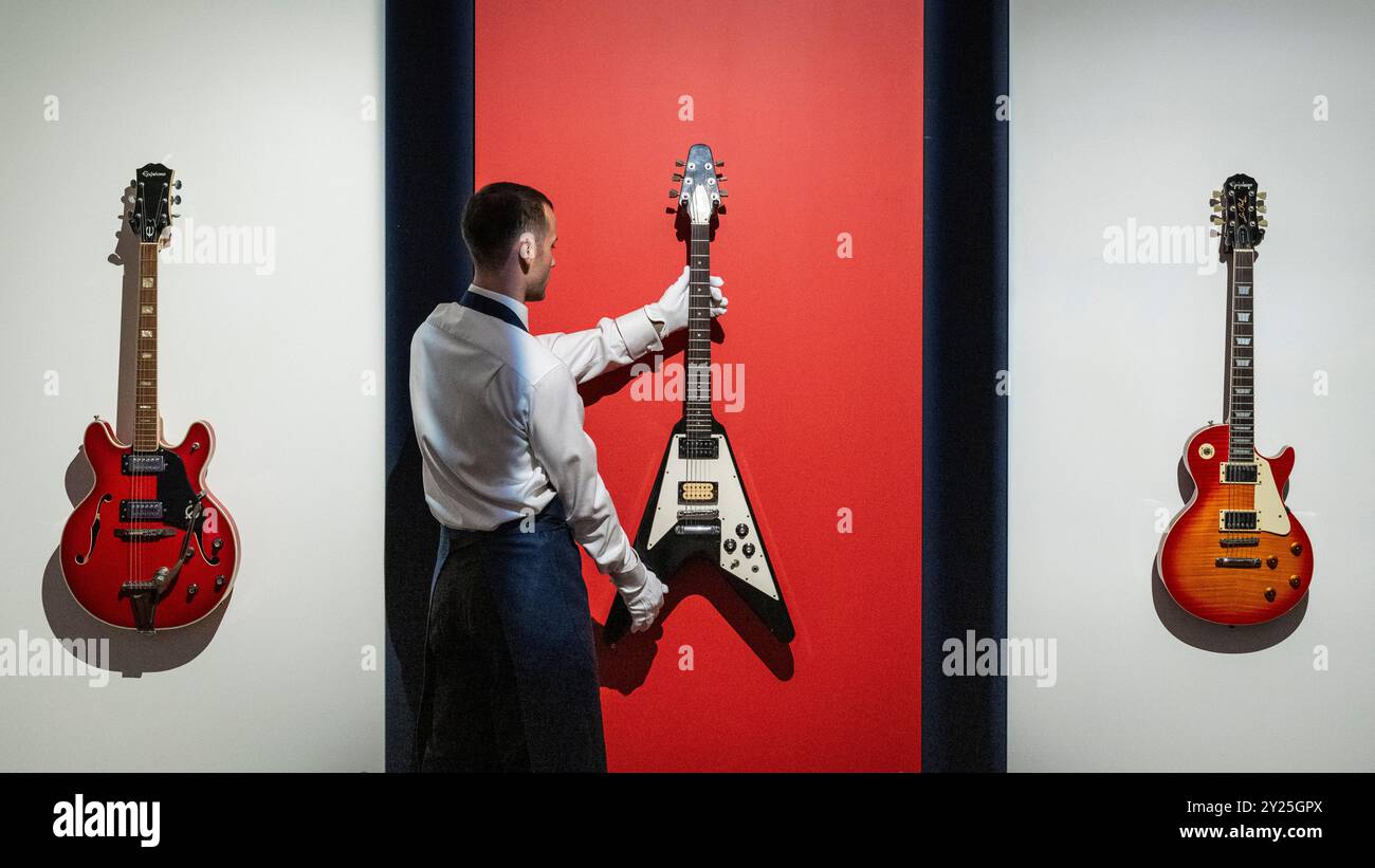 London, Großbritannien. 9. September 2024. A Technician präsentiert (C) Eine Gibson Flying V E-Gitarre, die früher Johnny Marr gehörte und von Noel Gallagher während der Monnow Valley Sessions vor der Final Recording of Oasis verwendet wurde, 1994 Debütalbum „definitiv Maybe“ im Sawmills Studio von Noel Gallagher / Oasis / Johnny Marr (Est. £20.000 - 30.000) mit zwei weiteren Noel Gallagher Gitarren in Sotheby’s Online-Galerie Bauction. Die Angebote schließen am 12. September. Quelle: Stephen Chung / Alamy Live News Stockfoto
