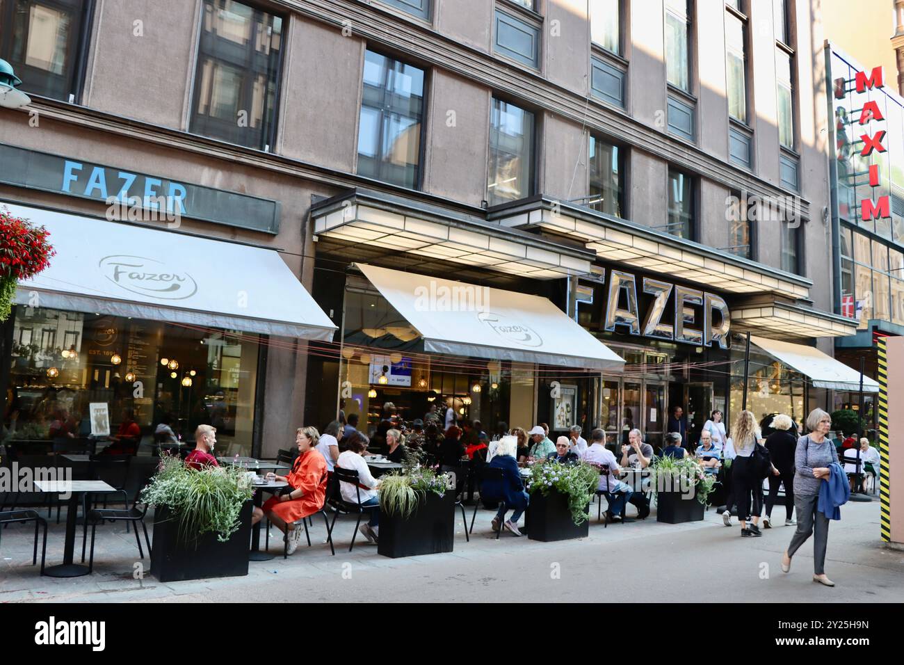 Fazer Café mit Sitzgelegenheiten im Freien in der Kluuvikatu Straße im Zentrum von Helsinki, Finnland Stockfoto