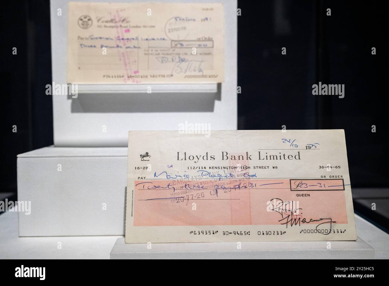 London, Großbritannien. 9. September 2024. „Two Autogrammed Cheques from Lloyds Bank Limited and Coutts & Co, 1975 & 1981“ von Queen (Est. £6.000 - 8.000) bei einer Vorschau auf Sotheby’s erste Online-Auktion zur Popular Culture. Zahlreiche Filme aus den Welten Rock, Pop und Britpop werden angeboten, begleitet von einer öffentlichen Ausstellung in den Galerien der Sotheby's New Bond Street ab 9. September. Die Angebote schließen am 12. September. Quelle: Stephen Chung / Alamy Live News Stockfoto
