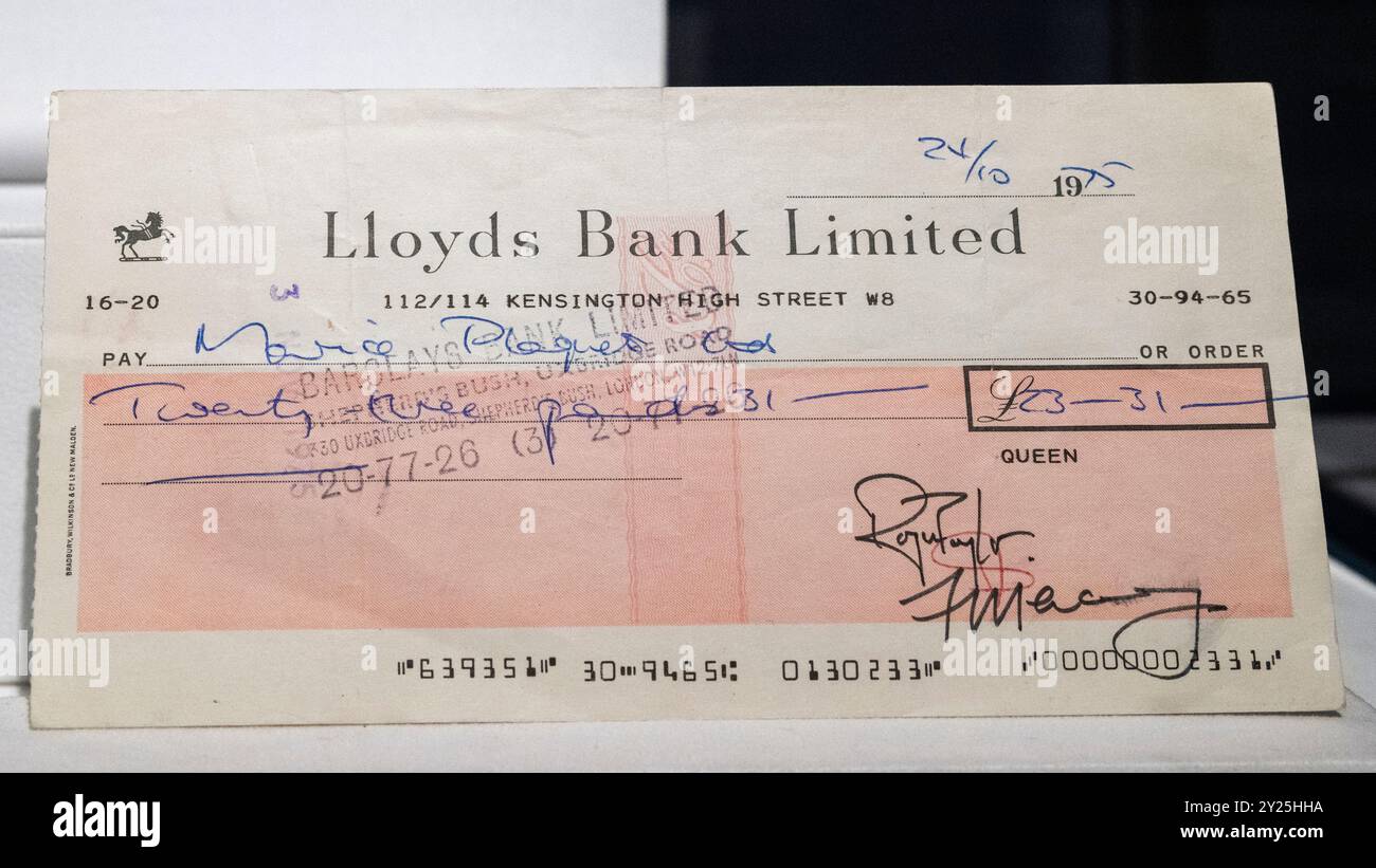 London, Großbritannien. 9. September 2024. Einer von zwei signierten Schecks von Lloyds Bank Limited und Coutts & Co, 1975 & 1981 von Queen (Est. £6.000 - 8.000), unterzeichnet von Roger Taylor und Freddie Mercury, bei einer Vorschau auf Sotheby’s erste Online-Auktion zur Popular Culture. Zahlreiche Filme aus den Welten Rock, Pop und Britpop werden angeboten, begleitet von einer öffentlichen Ausstellung in den Galerien der Sotheby's New Bond Street ab 9. September. Die Angebote schließen am 12. September. Quelle: Stephen Chung / Alamy Live News Stockfoto