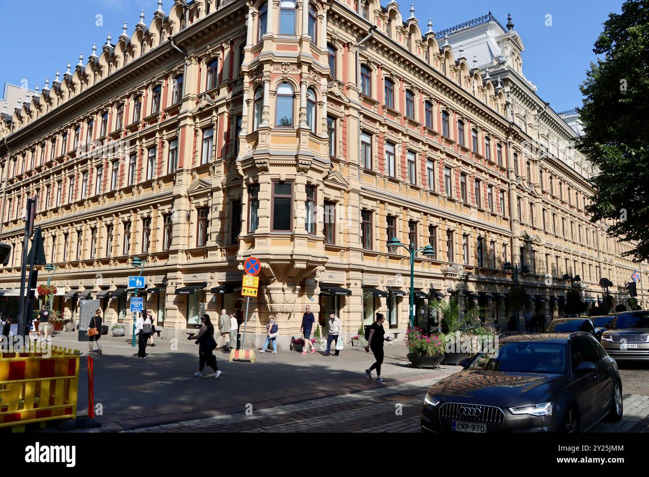 Das Gebäude an der Ecke Kluuvikatu Straße und Pohjoisesplanadi Straße im Zentrum von Helsinki, Finnland Stockfoto