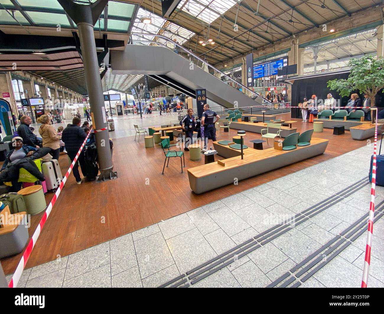 Paris, Frankreich. September 2024. Die Sûreté ferroviaire, auch bekannt als die französische Eisenbahnpolizei, schloss heute kurz einen Abschnitt des Bahnhofs Gare du Nord, als Tausende von Paralympics und Fans nach dem Ende der Paralympischen Spiele in Paris 2024 ihren Weg nach Europa machten. Die Polizei wird von der SNCF (Société nationale des Chemins de fer Francais) zum Schutz von Fahrgästen, Sachwerten und Personal im nationalen Eisenbahnnetz, in Bahnhöfen und in Zügen eingesetzt. Quelle: Michael Preston/Alamy Live News Stockfoto