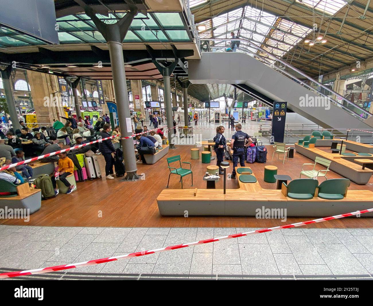 Paris, Frankreich. September 2024. Die Sûreté ferroviaire, auch bekannt als die französische Eisenbahnpolizei, schloss heute kurz einen Abschnitt des Bahnhofs Gare du Nord, als Tausende von Paralympics und Fans nach dem Ende der Paralympischen Spiele in Paris 2024 ihren Weg nach Europa machten. Die Polizei wird von der SNCF (Société nationale des Chemins de fer Francais) zum Schutz von Fahrgästen, Sachwerten und Personal im nationalen Eisenbahnnetz, in Bahnhöfen und in Zügen eingesetzt. Quelle: Michael Preston/Alamy Live News Stockfoto