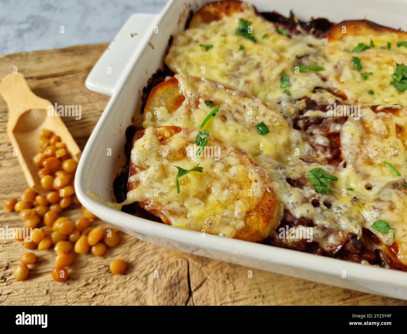 Vegetarischer Linsen- und Kartoffelauflauf in einer Auflaufform Stockfoto