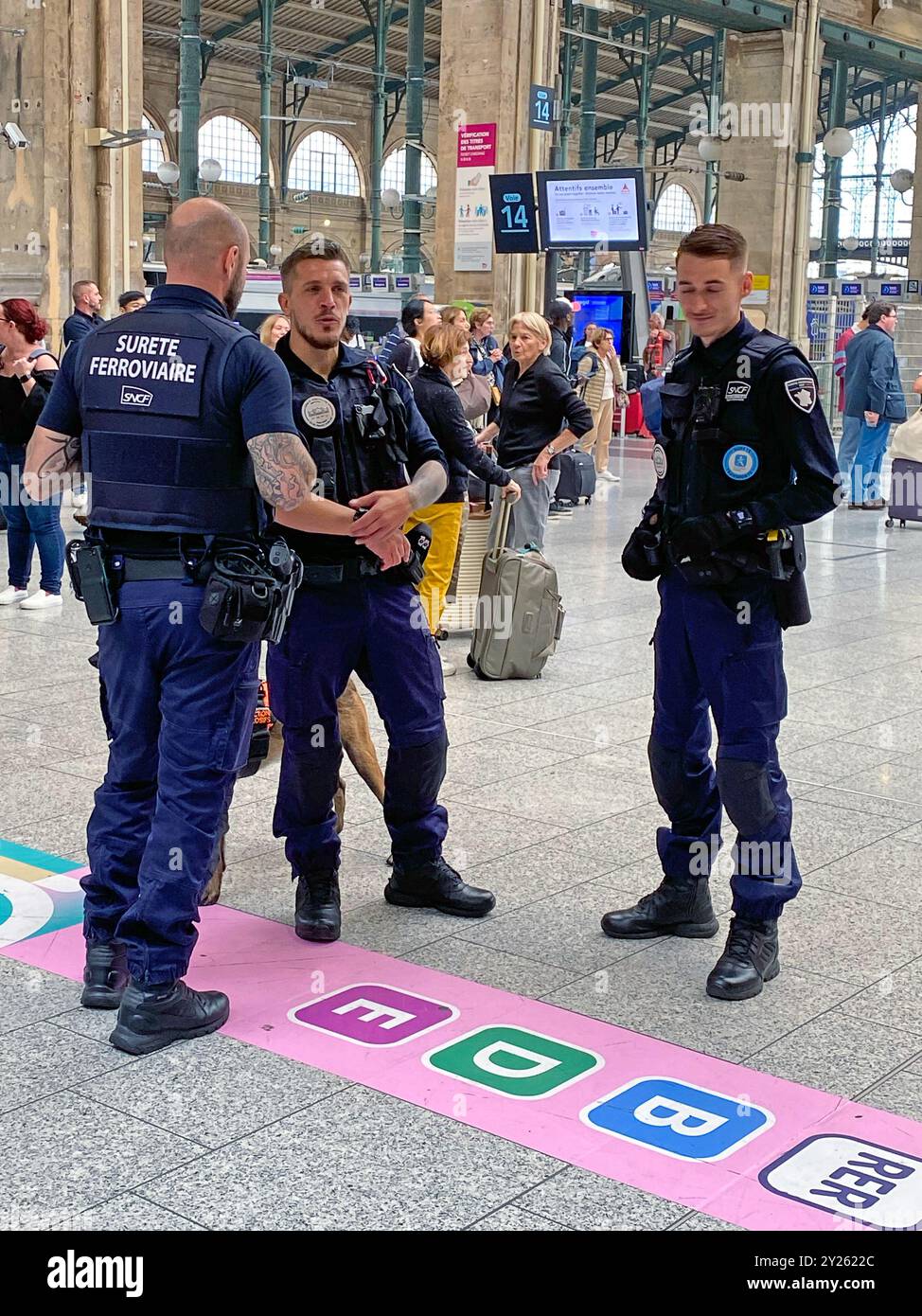 Paris, Frankreich. 9. September 2024. Die Sûreté ferroviaire, auch bekannt als französische Eisenbahnpolizei, schloss heute kurz einen Abschnitt des Bahnhofs Gare du Nord, als Tausende von Paralympics und Fans nach dem Ende der Paralympischen Spiele von Paris 2024 durch Europa nach Hause zogen. Die Polizei wird von der SNCF (Société nationale des Chemins de fer Francais) zum Schutz von Fahrgästen, Sachwerten und Personal im nationalen Eisenbahnnetz, in Bahnhöfen und in Zügen eingesetzt. Quelle: Michael Preston/Alamy Live News Stockfoto