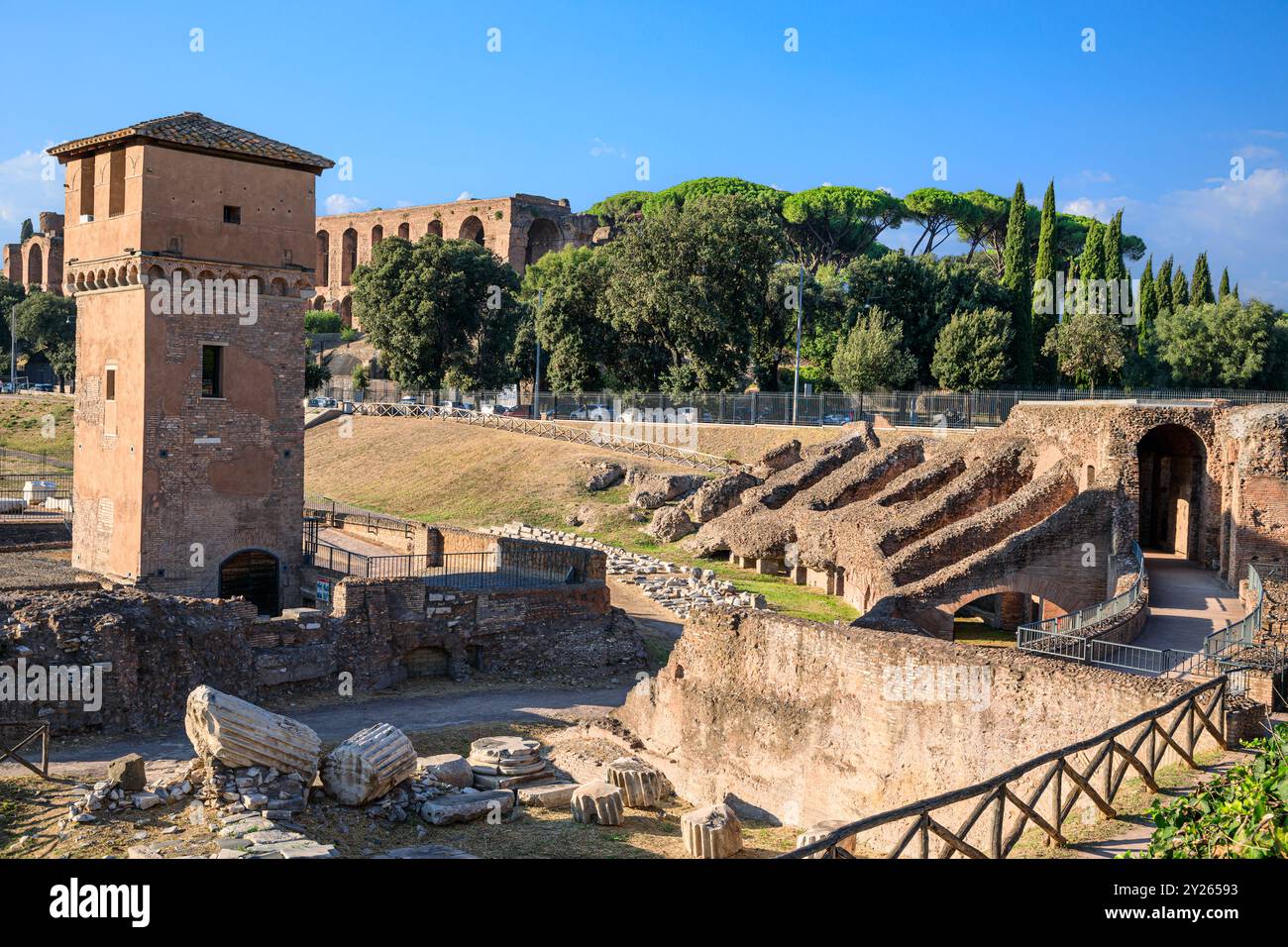 Blick auf den Circus Maximus in Rom, Italien. Der Turm im Vordergrund ist Teil einer mittelalterlichen Festung Stockfoto