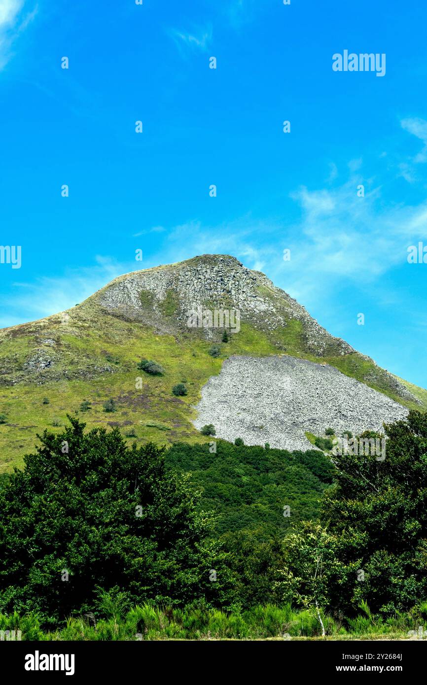 Die Banne d'Ordanche, die auf 1515 m Höhe ihren Höhepunkt erreicht, ist ein vulkanischer Gipfel im Auvergne Volcanoes Regional Natural Park. Puy de Dome. Auvergne. Frankreich Stockfoto