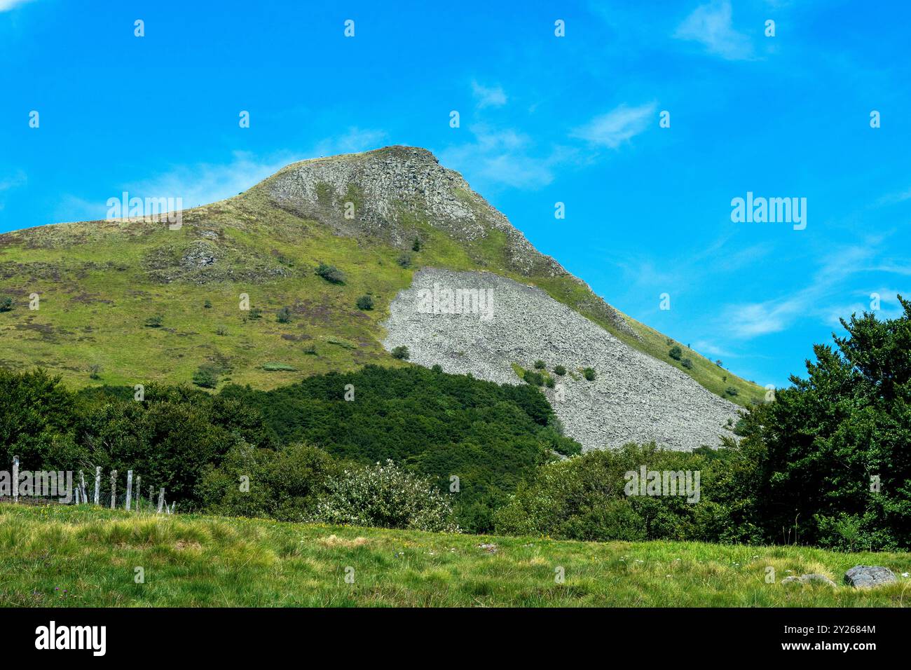 Die Banne d'Ordanche, die auf 1515 m Höhe ihren Höhepunkt erreicht, ist ein vulkanischer Gipfel im Auvergne Volcanoes Regional Natural Park. Puy de Dome. Auvergne. Frankreich Stockfoto