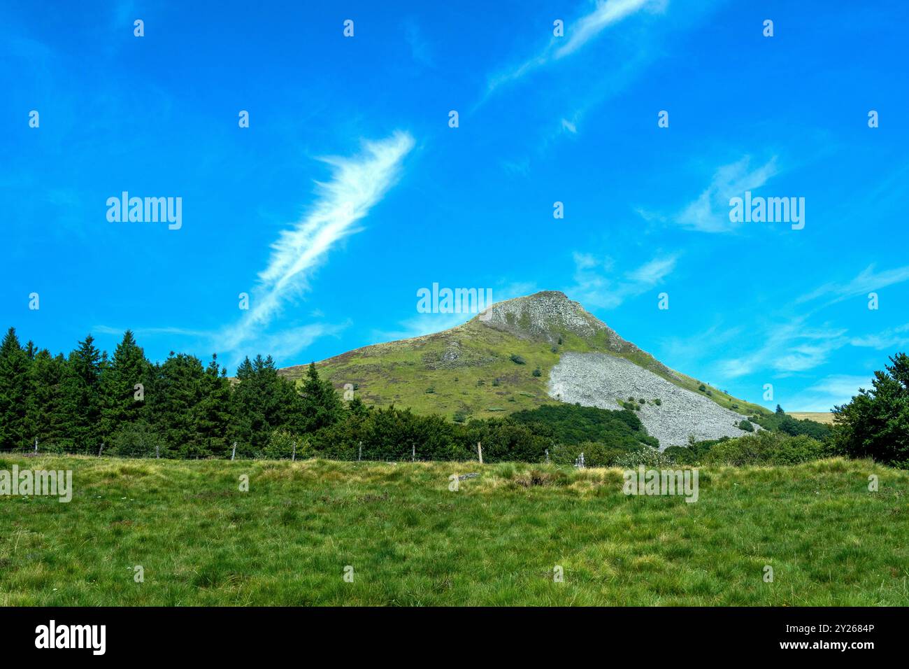 Die Banne d'Ordanche, die auf 1515 m Höhe ihren Höhepunkt erreicht, ist ein vulkanischer Gipfel im Auvergne Volcanoes Regional Natural Park. Puy de Dome. Auvergne. Frankreich Stockfoto