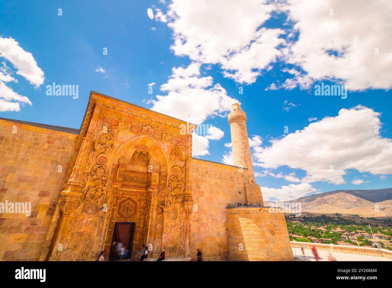 Haupteingang der Großen Moschee von Divrigi aka Divrigi Ulu Camii mit Menschen und bewölktem Himmel. Sivas Türkei - 6.26.2024 Stockfoto