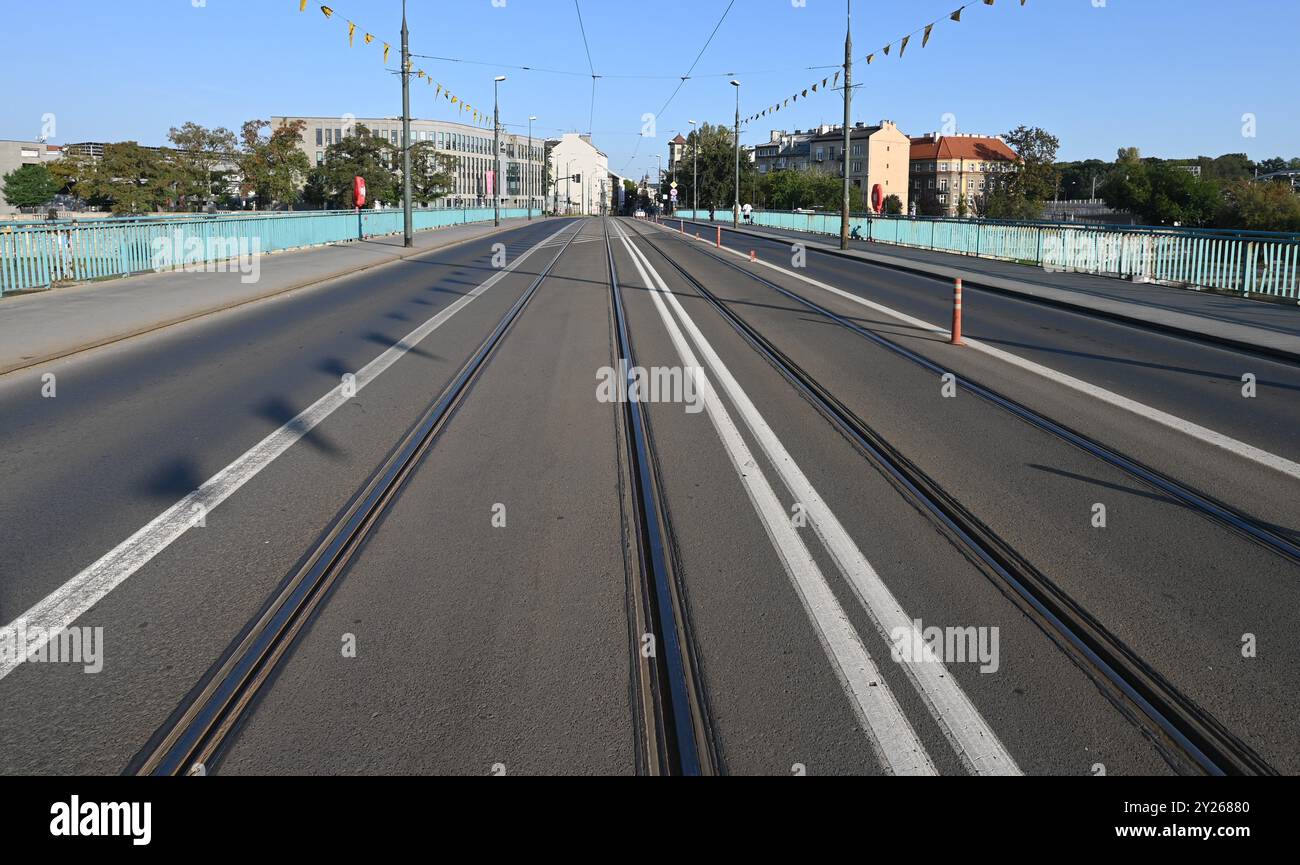 Straßenbahn- und Autobrücke in Krakau in Polen. Stockfoto