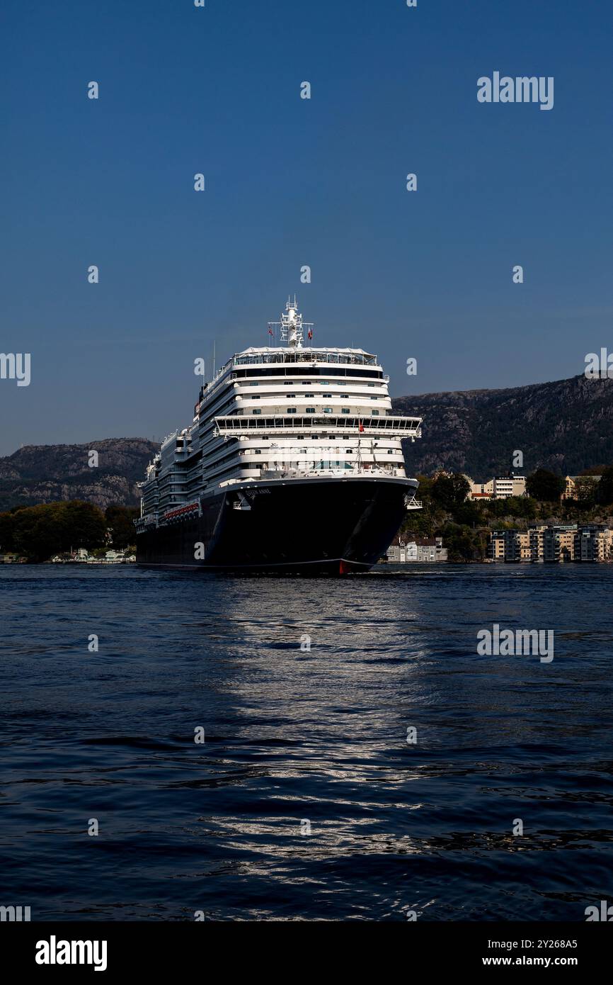 Kreuzfahrtschiff Queen Anne, Abfahrt vom Hafen von Bergen, Norwegen. Stockfoto