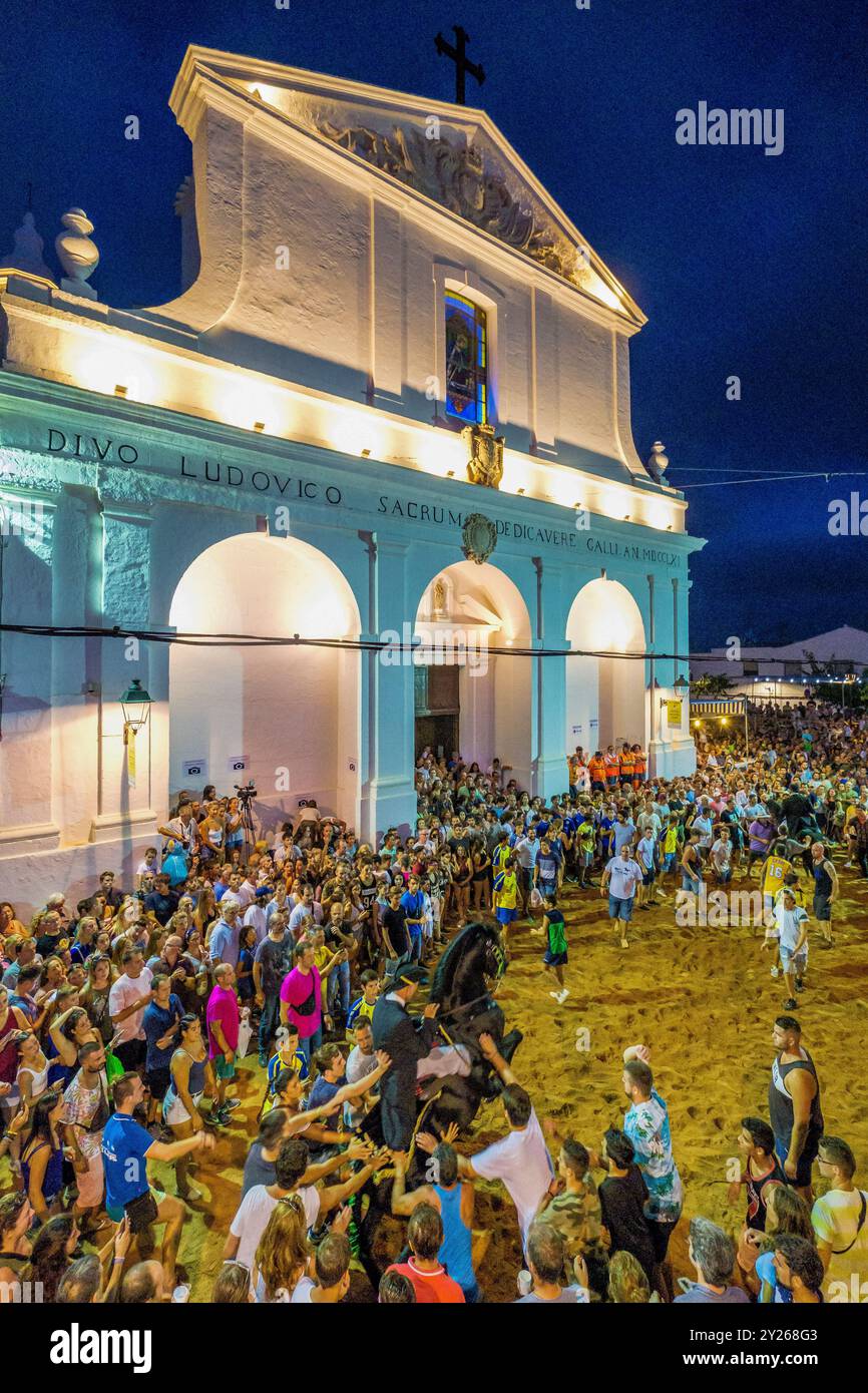 Traditioneller Pferdetanz „Jaleo“ aus dem 14. Jahrhundert, Festlichkeiten von Sant Lluís, vor der Pfarrkirche von Sant Lluís, Menorca, Balearen, Spanien. Stockfoto