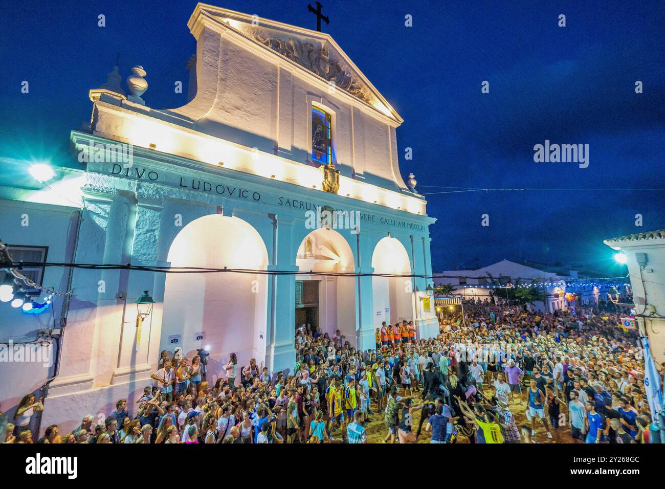 Traditioneller Pferdetanz „Jaleo“ aus dem 14. Jahrhundert, Festlichkeiten von Sant Lluís, vor der Pfarrkirche von Sant Lluís, Menorca, Balearen, Spanien. Stockfoto