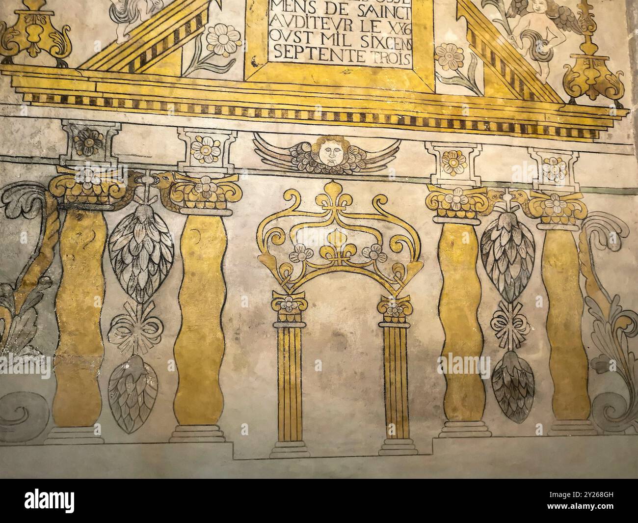 Antike Wandmalerei mit architektonischen Elementen in der Kirche Saint-Nectaire, Puy de Dome, Auvergne-Rhones-Alpes, Frankreich Stockfoto