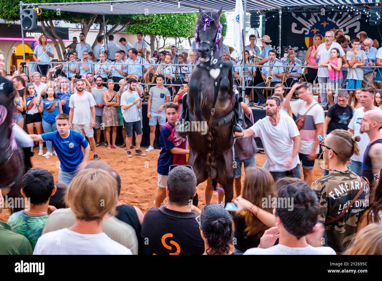 Traditioneller Pferdetanz „Jaleo“ aus dem 14. Jahrhundert, Festlichkeiten von Sant Lluís, Dorf Sant Lluís, Menorca, Balearen, Spanien. Stockfoto