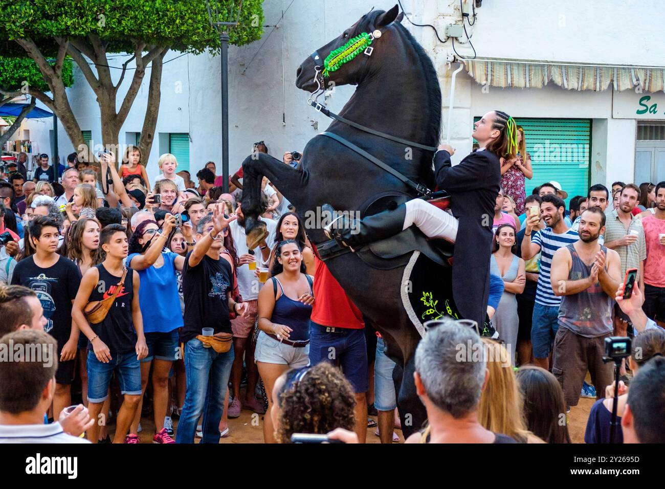 Traditioneller Pferdetanz „Jaleo“ aus dem 14. Jahrhundert, Festlichkeiten von Sant Lluís, Dorf Sant Lluís, Menorca, Balearen, Spanien. Stockfoto